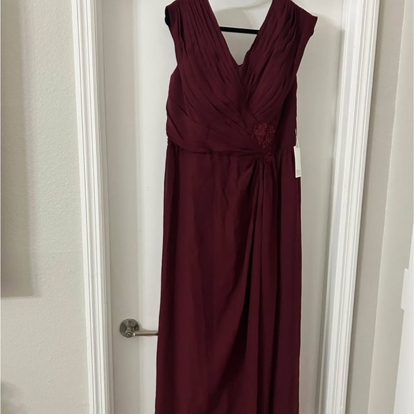 Dresses & Skirts - Elegant Burgundy Evening Gown